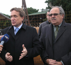 28. studenog 2008. Božidar Kalmeta, ministar mora, prometa i infrastrukture i Andrea Bukša, gradonačelnik Grada Paga (foto: Josip Portada)
